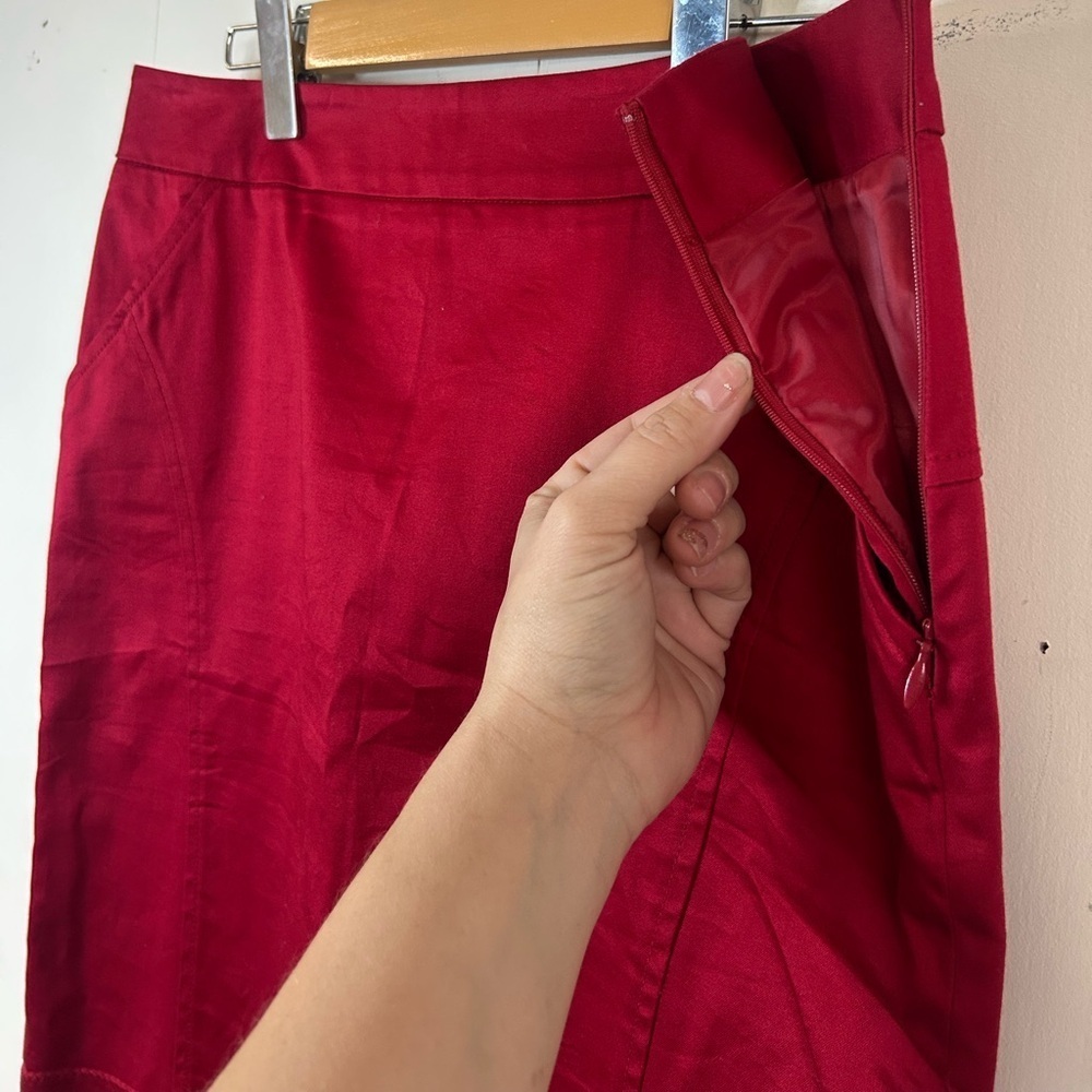 Tristan, size 4, cherry red pencil skirt, pockets, back slit, side zipper - Picture 4 of 7